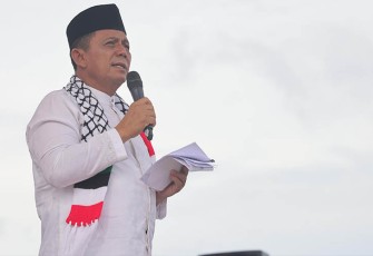 Gubernur Kepri Ansar Ahmad saat memberi sambutan dalam dalam aksi damai di Pelataran Tugu Sirih, Tanjungpinang, Minggu (19/11) pagi. 