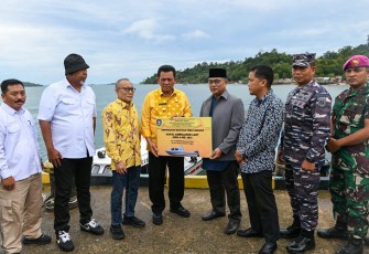 Gubernur Kepulauan Riau H. Ansar Ahmad saat Serahkan Dua Unit Kapal Ambulance Laut di Lingga