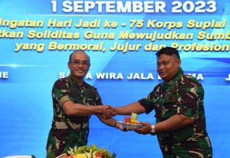 Pemotongan tumpeng oleh Kepala Keuangan Wilayah Kolinlamil Kolonel Laut (S) Dede Suhendrawan.