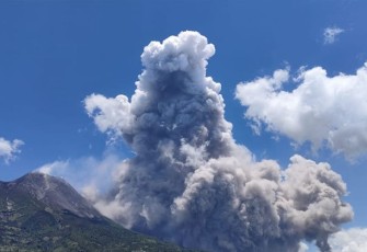 Gunung Merapi saat Kembali Muntahkan Awan Panas Guguran