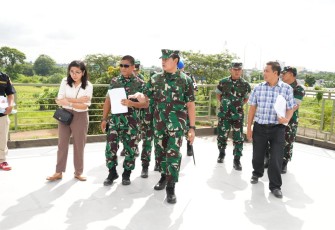 Panglima TNI Laksamana TNI Yudo Margono S.E., M.M saat meninjau lokasi pemancangan pondasi pembangunan rumah susun (Rusun) TNI, bertempat di Komplek Pati Jatikarya Cibubur, Jakarta Timur, Senin (10/4/2023). 