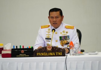 Panglima TNI Laksamana TNI Yudo Margono, S.E., M.M., saat menerima paparan Pangkogabwilhan I Laksdya TNI Erwin S. Aldedharma, S.E., M.M., M.Sc., mengenai Pengamanan KTT ke-43 ASEAN SUMMIT Tahun 2023. Bertempat di Wisma Ahmad Yani, Menteng, Jakarta Pusat. Kamis (17/8/2023).
