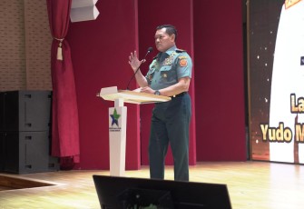 Panglima TNI Laksamana TNI Yudo Margono, S.E., M.M. saat memberikan sambutan pada acara Launching Buku Perang Rusia vs Ukraina Perspektif Intelijen Strategis Medio September 2022, bertempat di Auditorium Perpustakaan Nasional  (Perpusnas) RI Jl. Medan Merdeka Selatan, Jakarta Pusat, Selasa (25/07/2023).