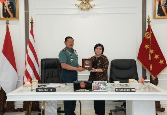 Panglima TNI Laksamana TNI Yudo Margono, S.E., M.M., dan Ketua Komisi Nasional Hak Asasi Manusia Dr. Atnike Nova Sigiro di Mabes TNI, Cilangkap, Jakarta Timur pada Kamis (14/9/2023).