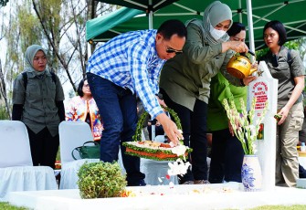 Panglima TNI Jenderal TNI Agus Subiyanto didampingi istri di sela-sela kesibukannya melakukan ziarah ke makam Ayahanda tercinta Serka (Purn) Dedy Unadi di Taman Makam Bahagia Cikutra Bandung, Minggu (10/12/2023).
