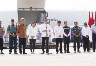 Presiden RI Joko Widodo saat melepas pengiriman bantuan sosial ke Palestina bertempat di Baseops Lanud Halim Perdana Kusuma, Jakarta Timur, Senin (20/11/2023).