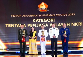 Panglima TNI Laksamana TNI Yudo Margono, S.E., M.M., selaku Inisiator Soedirman Awards memberikan trophi secara langsung kepada prajurit TNI terbaik di Balai Samudera, Kelapa Gading, Jakarta Utara, Senin (13/11/2023) malam.
