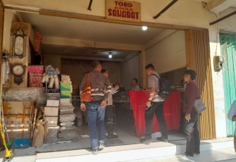 Kapolres Blora AKBP Agus Puryadi beserta tim Inafis melakukan olah tempat kejadian perkara di toko emas "Sahabatku" Cepu.