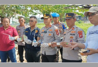 Kapolsek Palmerah Polres Metro Jakarta Barat Kompol Dodi Abdulrohim dan jajaran saat amankan barang bukti