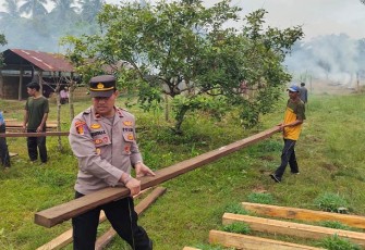 Kapolsek Peudawa Polres Aceh Timur saat Gotong Royong bersama Warga