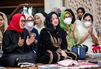 Acara santunan Ketua DPR untuk anak yatim piatu, di Masjid At-Taufiq, Lenteng Agung, Jakarta Selatan, Rabu (5/4/2023).