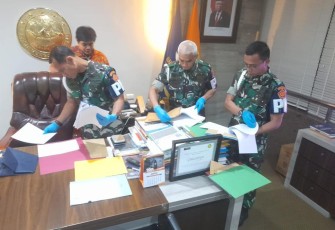 Penyidik Puspom TNI saat lakukan penggeledahan