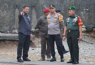 Danrem 041/Gamas Brigjen TNI Rachmad Zulkarnaen bersama Kapolda Bengkulu saat turut dalam kegiatan pengamanan VVIP kunjungan kerja Presiden RI 