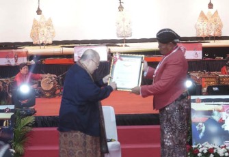 Malam Penganugerahan Piagam Penghargaan dan Medali Kehormatan Rekor Dunia Indonesia dalam acara Pagelaran Wayang Kulit di Mabes TNI Cilangkap, Jumat malam, 06 Oktober 2023 diterima langsung oleh Panglima TNI Laksamana TNI Yudo Margono, S.E., M.M.