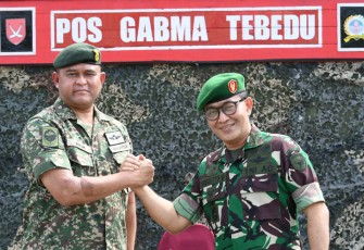 Foto bersama usai Pembukaan Patroli Terkoordinasi antara TNI AD yakni Satgas Pamtas RI-MLY Yonarmed 16/Tk dengan 13 RAME TDM, pada Minggu (05/11/2023). 