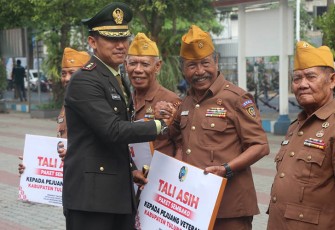 Komandan Kodim 0807 Tulungagung Letkol Czi Nooris Agus Rinanto, S.I.P saat memberi tali asih ke veteran