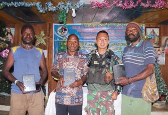 Satgas Yonif 330 Tri Dharma Bagikan Alkitab