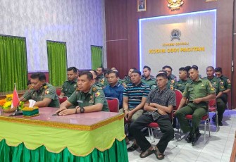 Kodim 0801/Pacitan saat ikuti Acara Malam Penghargaan Kasad Kampung Pancasila melalui Vidcom
