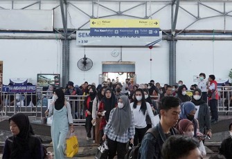  Penumpang kereta api di stasiun Poncol Semarang membludak selama libur Natal dan Tahun Baru 2023/2024.