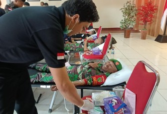 Personel Kodim 1710/Mimika saat Ikuti Donor Darah Peringati HUT Basarnas Ke-51