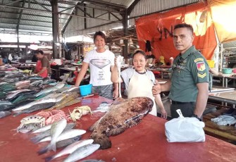 Sertu Santoni Songa saat Komsos dengan Pedagang Ikan