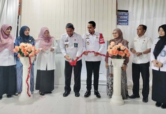 Ditandai dengan pemotongan pita, Kadivpas Kemenkumham Sumatra Barat, Ali Syeh Bana meresmikan klinik pratama Lapas Suliki.