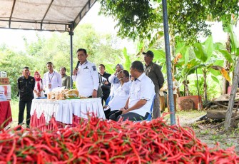Gubernur Kepulauan Riau H. Ansar Ahmad saat serahkan bantuan