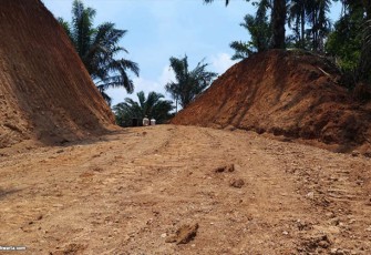 (Membelah Bukit, TMMD ke-118 Kodim 0408/Bengkulu Selatan bangun infrastruktur jalan di Desa Kembang Ayun, Kecamatan Manna, Kabupaten Bengkulu Selatan. Selain jalan sentra produksi, juga sebagai penghubung antar desa).