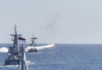 Kapal perang saat melakukan uji penembakan senjata strategis dengan hasil maksimal dan semuanya mengenai sasaran.
