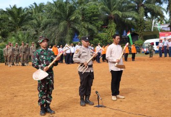 TNI-Polri pegang Sekop, Garpu Tanah dan Cangkul Sinergi Percepat Pemerataan Pembangunan