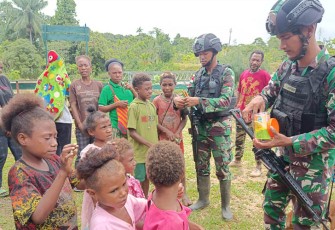 Satgas Yonif 310/KK saat Bagikan Keceriaan Pada Anak-Anak di Gereja St. Yohannes