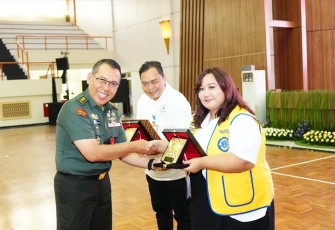 Kapuskes TNI  Mayjen TNI Dr. dr. Yenny Purnama, Sp.A(K)., M.Kes, MARS., M.H. dalam acara Bakti Kesehatan Pemeriksaan Gula Darah dan Pemeriksaan Mata dalam rangka Peringatan HUT ke-55 Puskes TNI, bertempat di GOR A. Yani Mabes TNI Cilangkap, Jakarta Timur, Senin (11/12/2023).