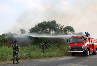 Prajurit Lanud BNY Sigap Padamkan Api di Jalan Lintas Timur Sumatera