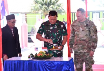 Panglima TNI Laksamana TNI Yudo Margono, S.E., M.M., saat potong tumpeng pada acara pemotongan pita renovasi SD Negeri 2 Sumberejo, Banyuputih Situbondo Jawa Timur, Minggu (10/9/2023).