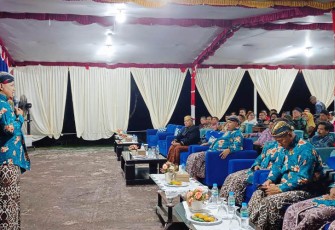 Dandim 1710/Mimika Nonton Bareng Pagelaran Wayang Kulit Meriahkan HUT Ke-78 TNI