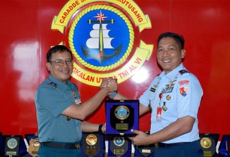 Komandan Pangkalan Udara (Danlanud) Sultan Hasanuddin Marsekal Pertama TNI Bonang Bayuaji Gautama, S.E bertempat di Ruang Danlantamal VI Mako Lantamal VI Makassar, Senin (11/12/2023).