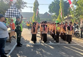 Pelajar se-Kecamatan Dagangan saat Ikut Gerak Jalan Peringati HUT RI ke-78
