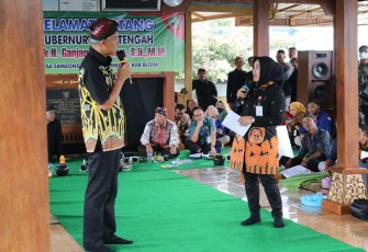 Gubernur Jateng Ganjar Pranowo memimpin rapat koordinasi percepatan penanggulangan kemiskinan dan stunting di pendopo Sedulur Sikep Desa Sambongrejo Kecamatan Sambong, Blora.