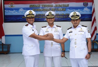 Foto Bersama usai Upacara Serah Terima Jabatan (Sertijab) Komandan Sekolah Tamtama Elektronika (Setalek) Pusdiklek Kodikdukum Kodiklatal dari Letkol Laut (E) Cahyono Adiarto kepada Mayor Laut (E) Kresno Suryo Wibowo, bertempat di Gedung Serbaguna Pusdiklek Kodikdukum Kodiklatal, Bumimoro Surabaya.  Kamis (30/11/2023).