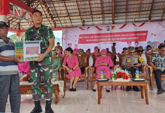 Danyonmarhanlan VIII Bitung saat memberikan bantuan kepada warga