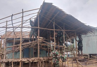 Satgas Yonif 310/KK Bantu Bangun Rumah Warga di Perbatasan