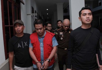Tersangka (diborgol) saat diamankan