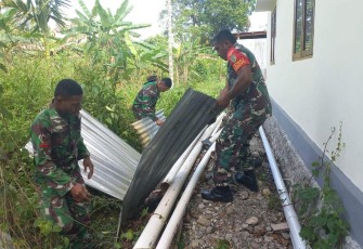 Babinsa Koramil 1710-02/Timika Bantu Warga Binaan Membuat Pagar yang Telah Roboh