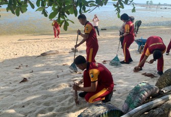 Polres Bintan saat Gelar Bakti Sosial Bersihkan Pantai