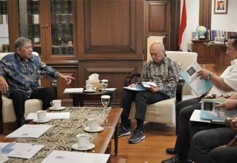 MenKopUKM Teten Masduki saat menerima audiensi jajaran rektorat IKOPIN University di Jakarta, Kamis (10/8).