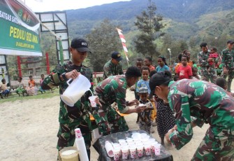 Satgas Yonif Mekanis 203/AK saat minum susu bersama Anak-anak di Lanny Jaya