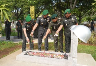 Personel Penerangan Kostrad Ikuti Ziarah ke TMPN Kalibata