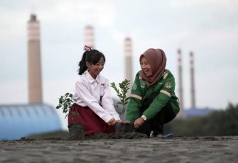 PLN bersama pelajar setempat saat melakukan penanaman pohon di sekitar Pembangkit Listrik Tenaga Uap (PLTU) Indramayu sebagai bentuk penerapan ESG dalam melestarikan lingkungan