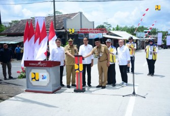 Presiden Jokowi saat Resmikan 4 Ruas Jalan Daerah di Magelang, Senin (22/1/2024).