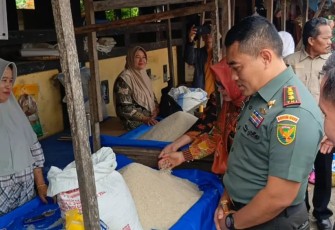 Letkol Czi Bambang Santoso, SH., M.SDS saat  melakukan Operasi Pasar di beberapa lokasi di wilayah Jajaran Kodim 0408/BS-K, Kamis (29/2/2024). 